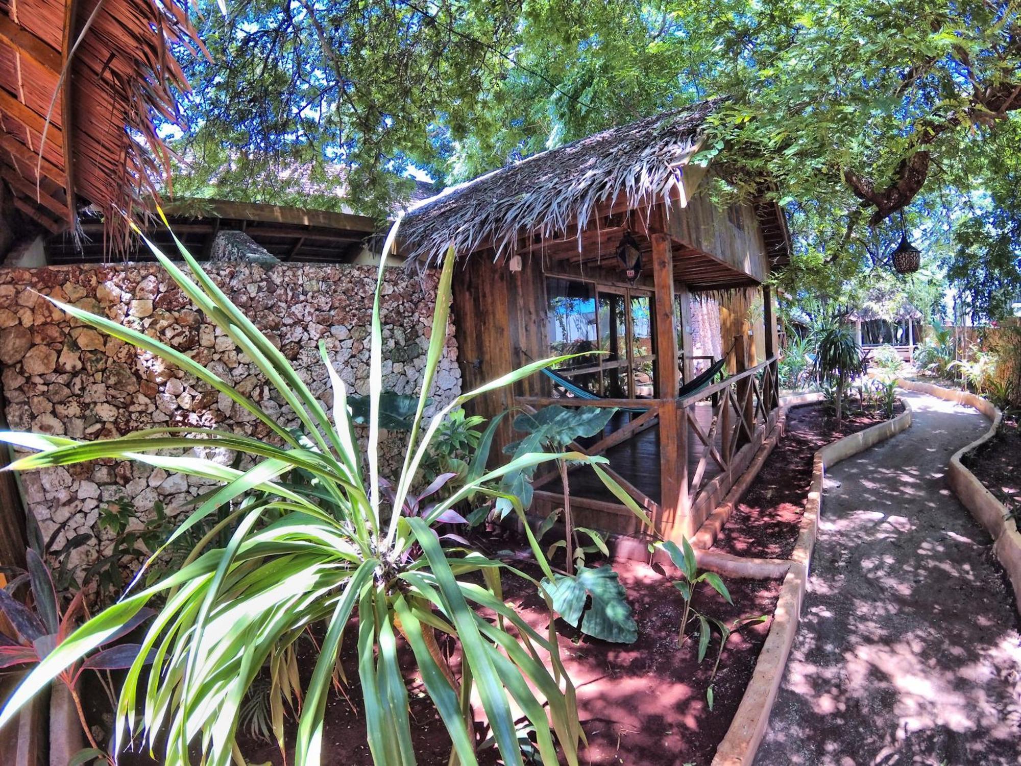 Cosmos Bungalows Bira Esterno foto
