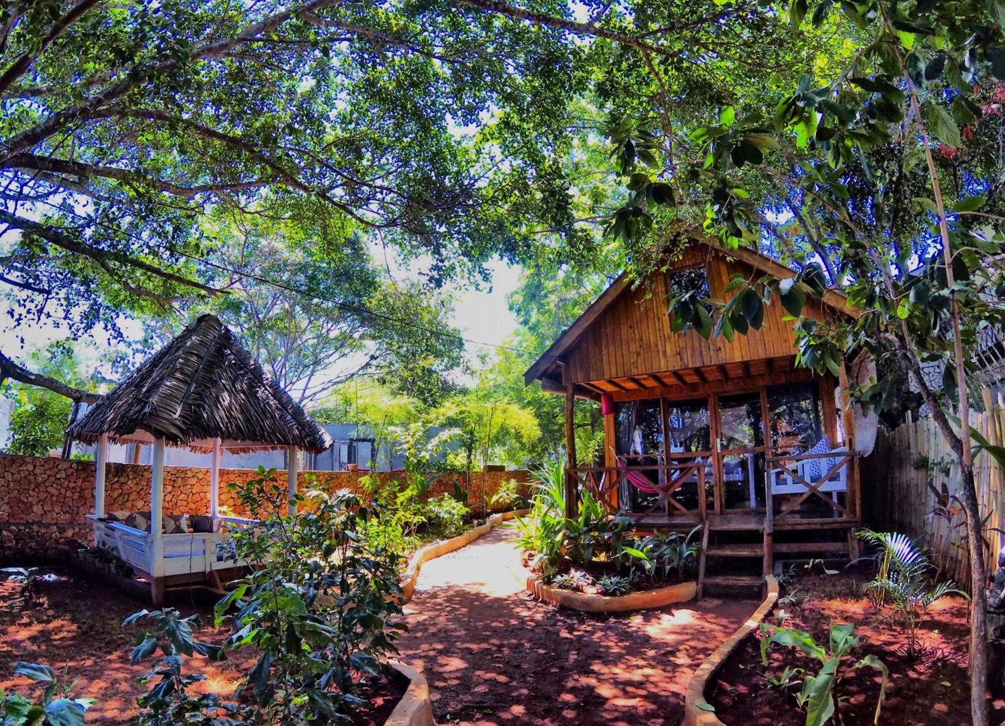 Cosmos Bungalows Bira Esterno foto